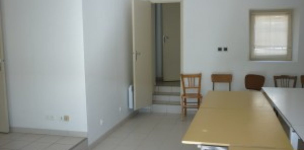 LOCATION COMMERCIAL OU ARTISANAL D ENVIRON 40 M² EN CENTRE BOURG